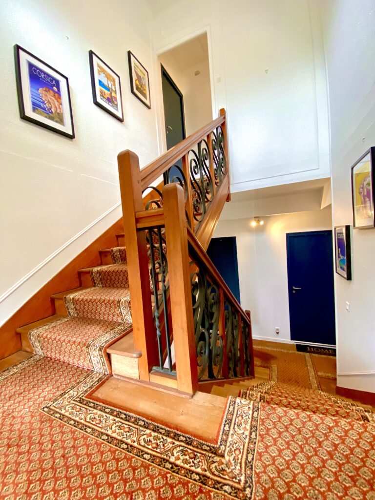 Superbe escalier d'une maison divisée en immeuble de rapport